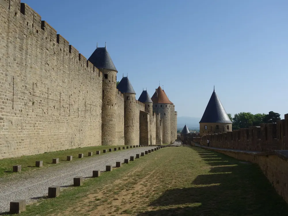 The Lices, the grassy corridor between the inner and outer walls of the Cité de Carcassonne, lined with conical-roofed towers